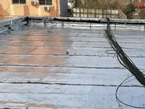 望谟卫生间漏水维修公司分享下望谟屋面楼顶防水刚性防水层施工要点。